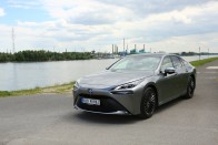 Kipróbáltuk a Toyotát, ami vizet bocsát ki. Itt a Mirai 46