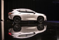 Modernebb és hibridebb – Ültünk az új Lexus NX-ben! 53