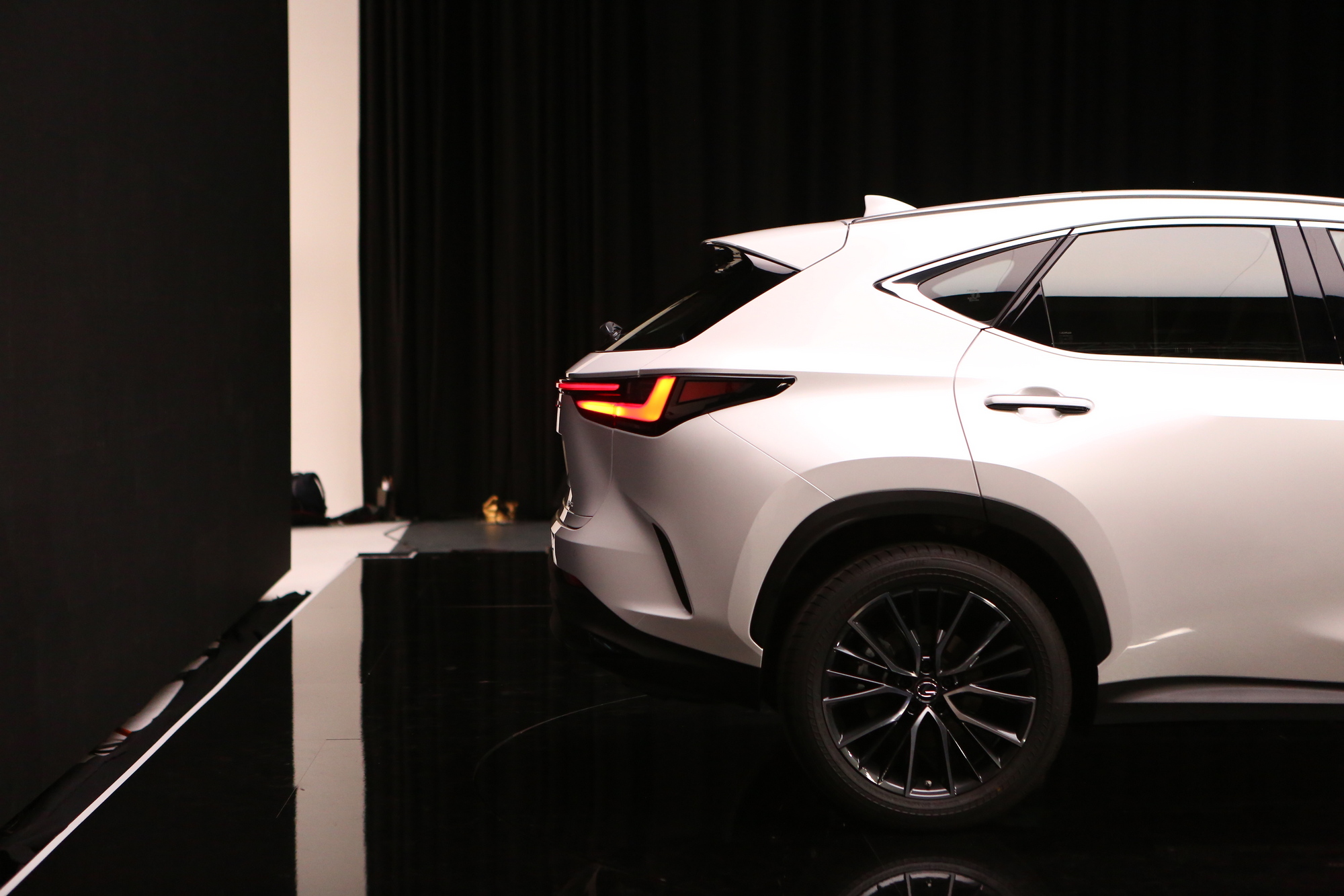 Modernebb és hibridebb – Ültünk az új Lexus NX-ben! 32