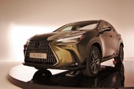 Modernebb és hibridebb – Ültünk az új Lexus NX-ben! 49