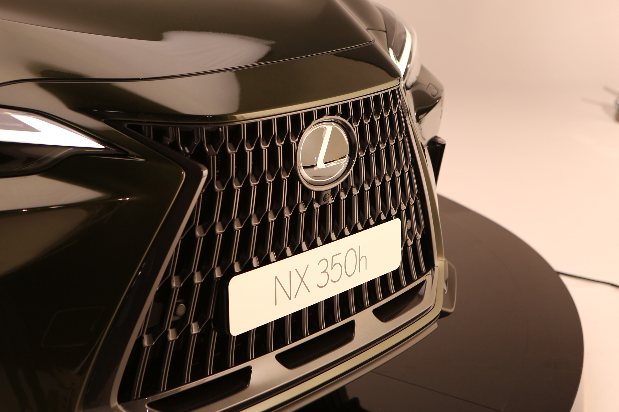 Modernebb és hibridebb – Ültünk az új Lexus NX-ben! 35