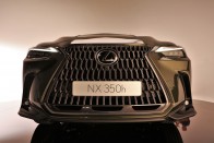 Modernebb és hibridebb – Ültünk az új Lexus NX-ben! 61