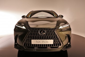 Modernebb és hibridebb - Ültünk az új Lexus NX-ben!