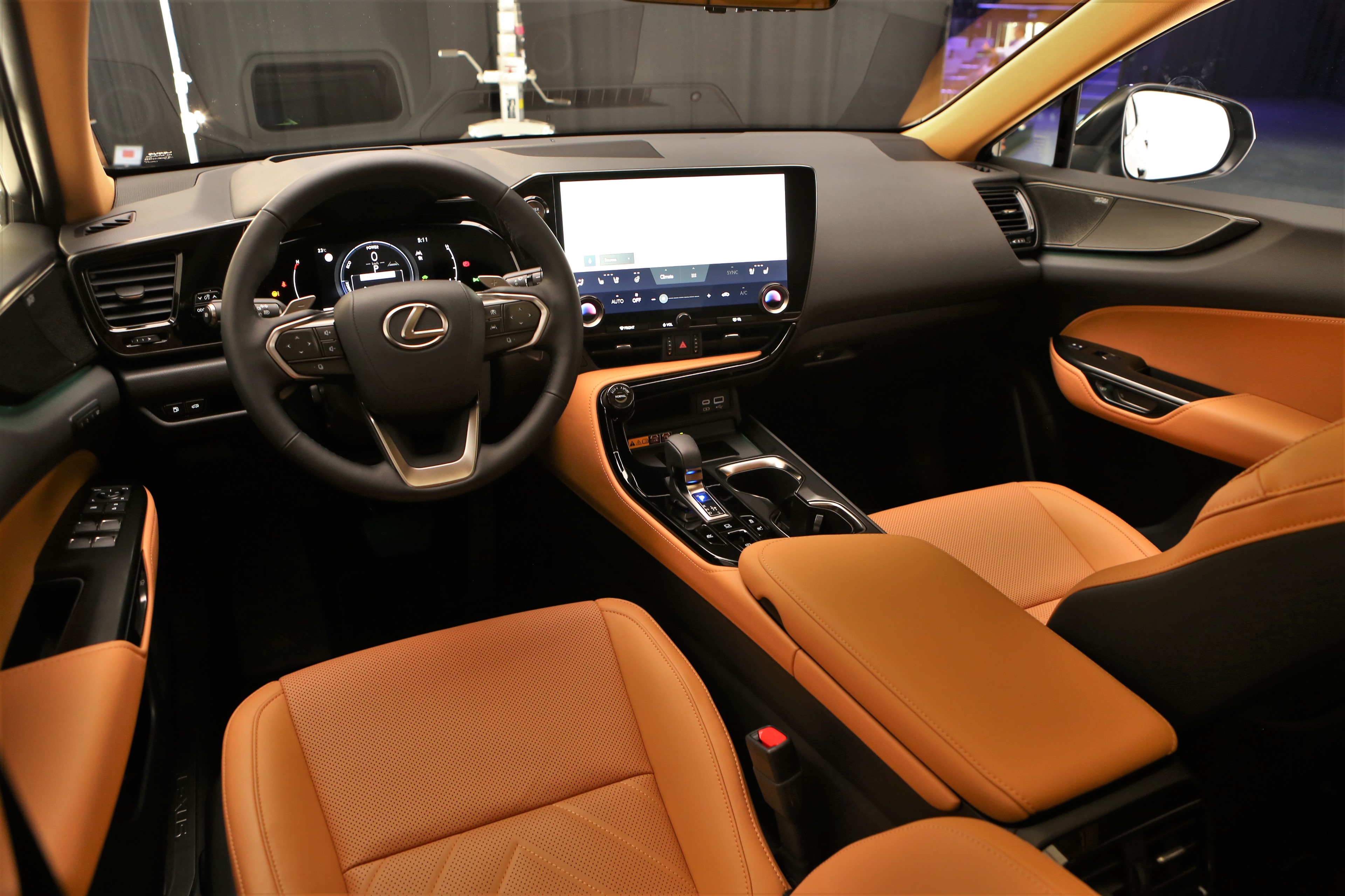 Modernebb és hibridebb – Ültünk az új Lexus NX-ben! 22