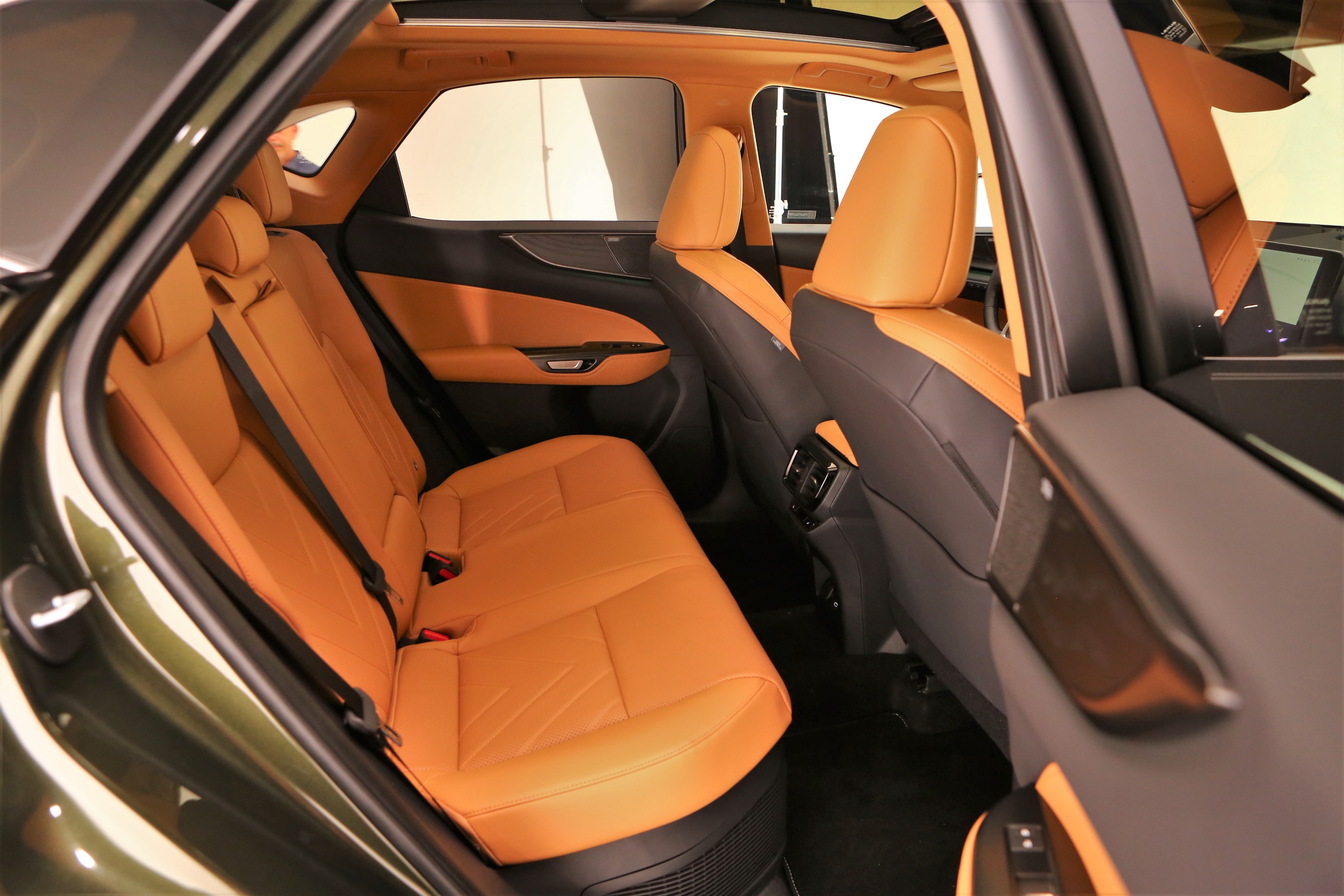 Modernebb és hibridebb – Ültünk az új Lexus NX-ben! 24