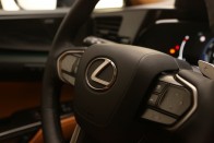 Modernebb és hibridebb – Ültünk az új Lexus NX-ben! 83