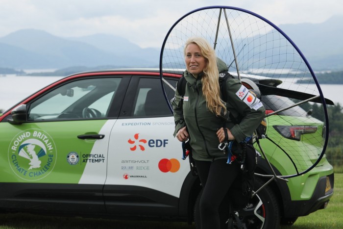 Villanymotoros siklóernyővel repülik körbe a Brit-szigeteket