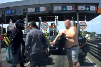 Kemény balhé egy fizetőkapunál: nyomuló motoros zúzta le az autóst