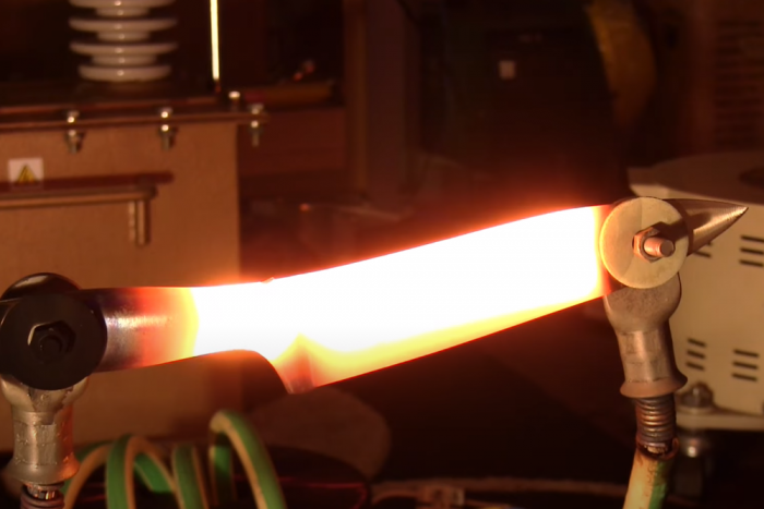 Ez történik egy késsel ha rákötünk 1000 ampert