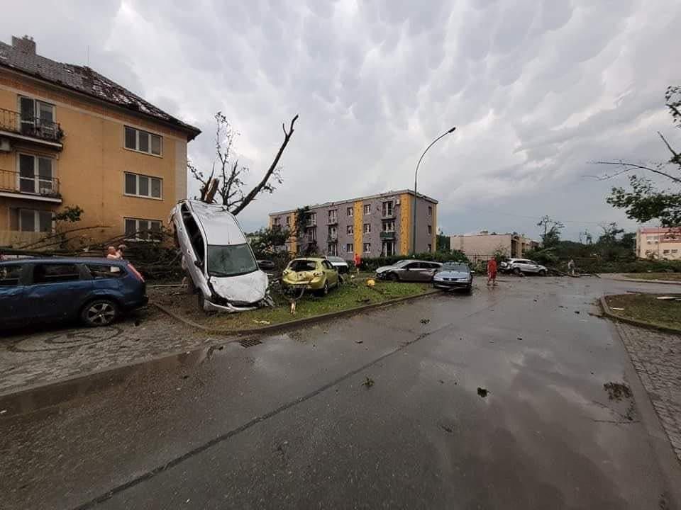 Tornádó csapott le Csehországra, hatalmas pusztítást végzett, többen meghaltak 2 | Vezess Tornádó csapott le Csehországra, hatalmas pusztítást végzett, többen meghaltak 2
