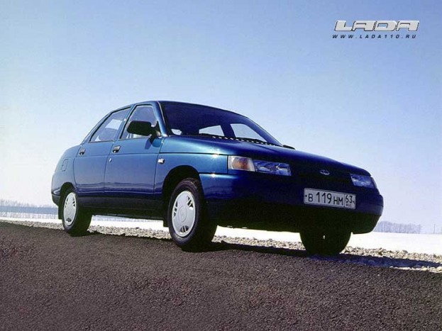 Fiatal srácok mutatják, mennyire könnyű tetőre tenni egy Ladát 1 | Vezess Fiatal srácok mutatják, mennyire könnyű tetőre tenni egy Ladát 1