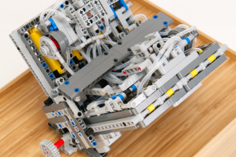 A V8-as motor még Lego-kockákból is csodás szerkezet