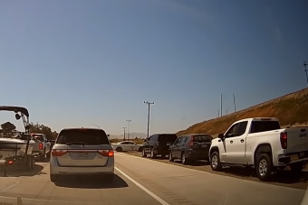 Sorba állítva büntette a rendőr a leállósávban előző autósokat