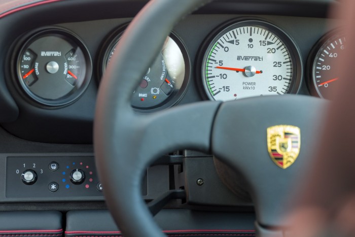 100 millióért kap villanymotort a veterán sportkocsi 8