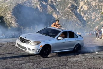 Fájdalmas csattanással ért véget a Mercedes gumiégetési mutatványa