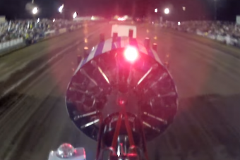 A sofőr szemszögéből látszik igazán, milyen brutális erők szabadulnak el egy traktorhúzó versenyen