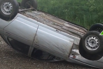 Fiatal srácok mutatják, mennyire könnyű tetőre tenni egy Ladát