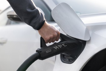 Új töltővel segítene a villanyautósokon az Audi