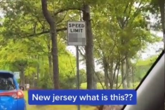 Furcsa sebességkorlátozó táblát vettek videóra, de van rá magyarázat