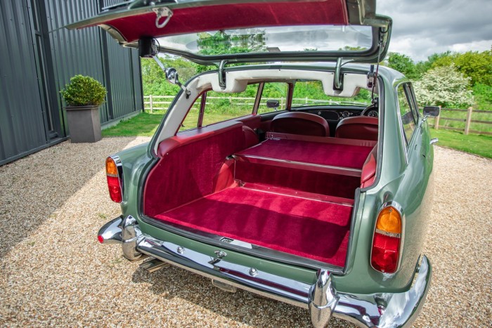 1,6 milliárdba kerül ez a csokor Aston Martin, és így is olcsó 4 1,6 milliárdba kerül ez a csokor Aston Martin, és így is olcsó 4