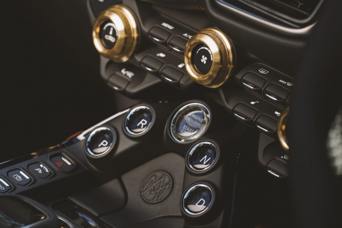 Még a bronz is jól áll a legújabb Aston Martinnak 9