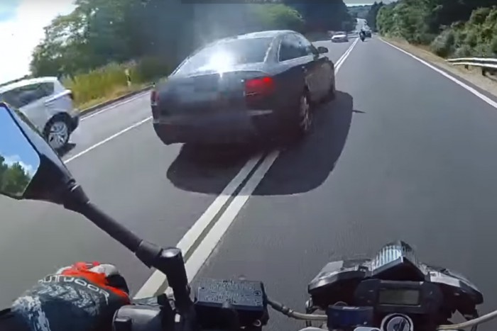 Máris megszívta a 8-as főúton száguldozó audis