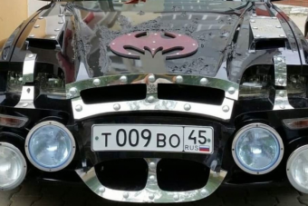 Az orosz lakótelepi Batman egy 1998-as Toyotával jár