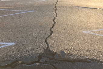 46 fokos hőség tombol a nyugati parton, felrepedtek az utak, elolvadtak a kábelek