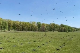Bámulatos, ahogy drónok százai egyszerre szállnak fel