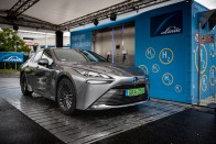 Kipróbáltuk a Toyotát, ami vizet bocsát ki. Itt a Mirai 30