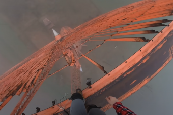 Rövid, de annál félelmetesebb ugrás egy szélkerék tetejéről