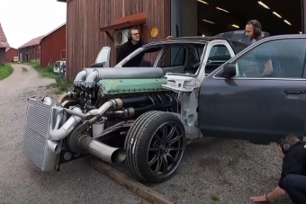 Gyönyörű 27 literes, V12-es szörny született Svédországban