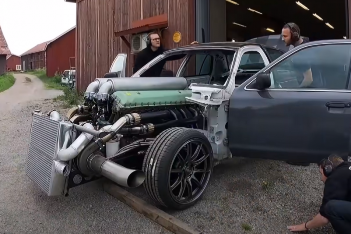 Gyönyörű 27 literes, V12-es szörny született Svédországban