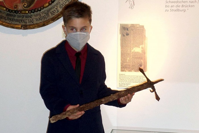 Történelmi kardot talált erdei séta közben egy fiú