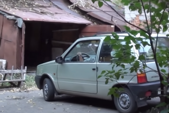 Apró garázs, apró autó, hatalmas küzdelem