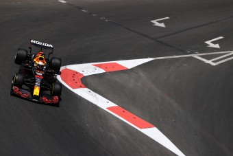F1: Erősen indított a Red Bull Bakuban