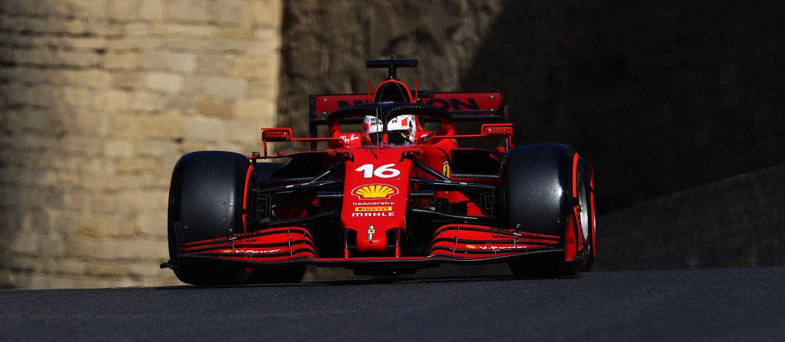 F1: Leclerc és a Ferrari nyerte a balesetekkel teli azeri időmérőt