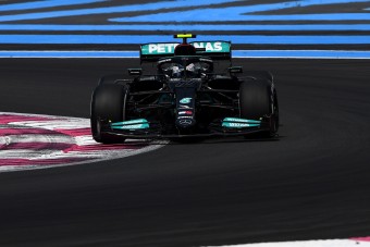 F1: Szétszakadt gumik, autótörések a francia hétvége nyitányán
