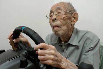 A 93 éves volt taxisofőr most szimulátoron éli meg a vezetés szenvedélyét