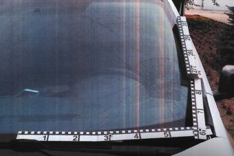 Büntetőfékezés után behúzott egyet, aztán a szélvédőt is betörte a 81-es úton