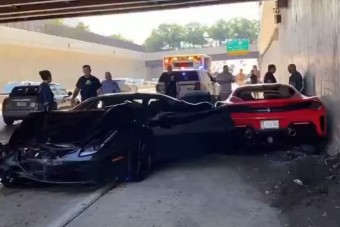 Így ütötte ki egymást három ferraris az autópályán