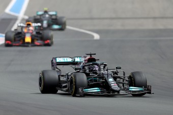 F1: Zavar a Mercedesnél, ellentmondanak a főnöknek