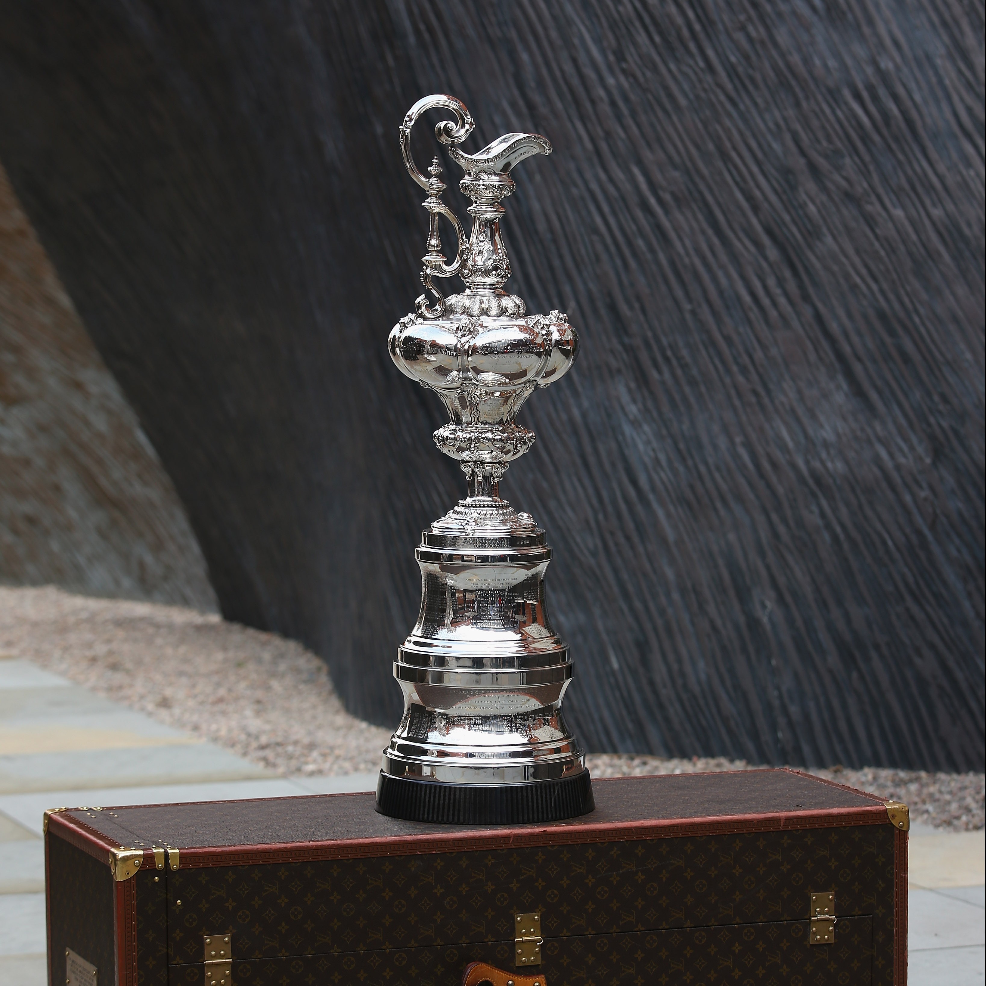 Alig ér valamit az Eb-kupa ezen trófeákhoz képest 5