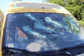 Volt férje autóit rongálta egy nő, a kerti törpét sem sajnálta