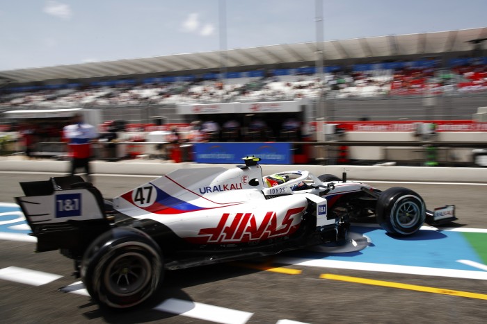 F1: Nem bír Schumacherékkel a Haas-főnök