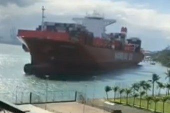 Így tarolta le a kikötőt egy 330 méteres teherhajó