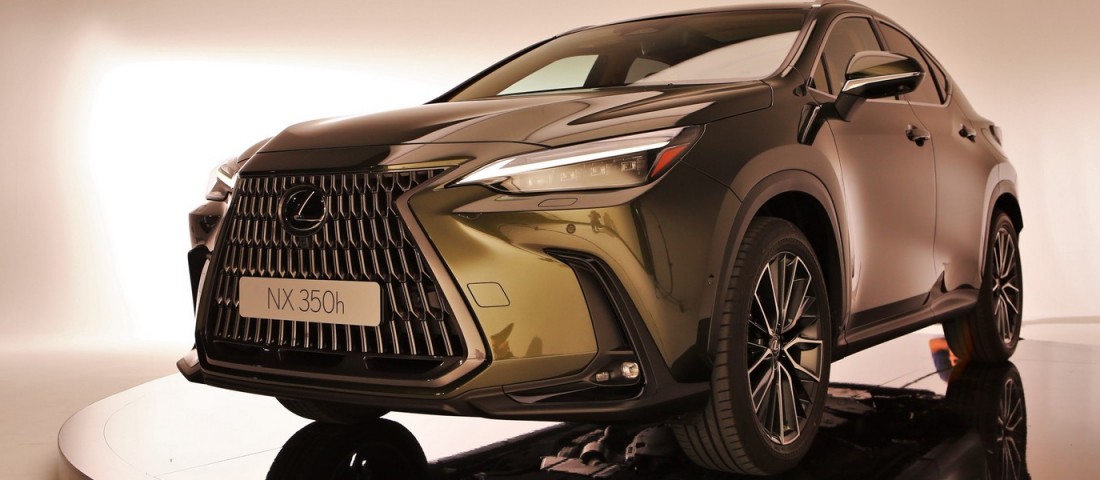 Modernebb és hibridebb – Ültünk az új Lexus NX-ben!