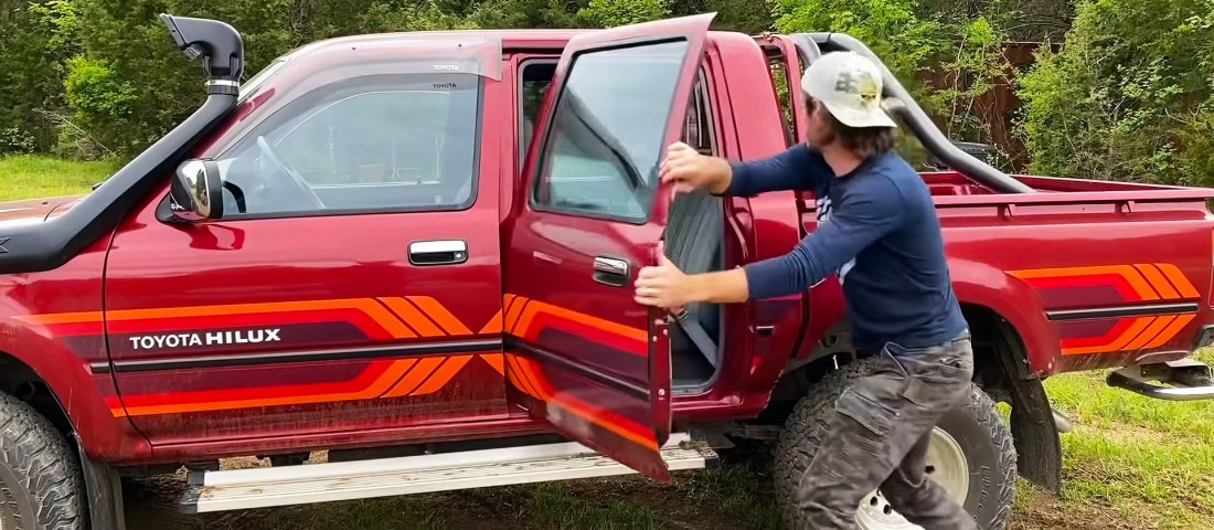 A Toyota Hilux tényleg mindent IS kibír