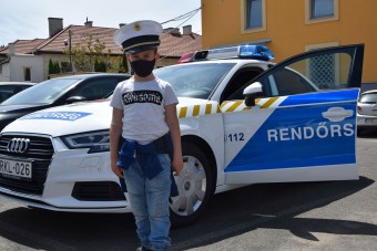 Egy napig rendőr lehetett egy hétéves kisfiú