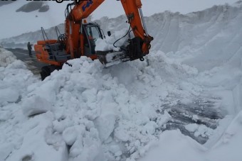 Romániában nyolcméteres hóval küzdenek